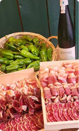 plateaux de charcuterie avec piment et vin à Boulogne-Billancourt dans les Hauts-de-Seine 92