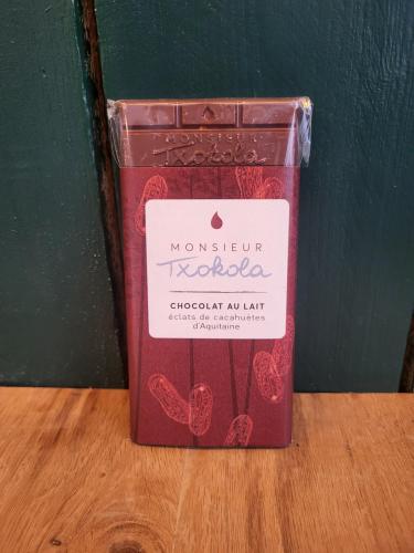 Tablette de chocolat au lait aux éclats de cacahuètes