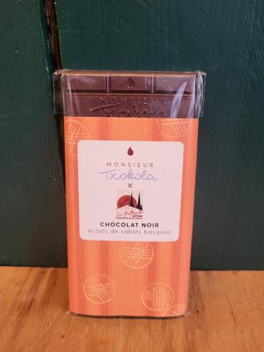 Tablette de chocolat noir aux éclats de sablés basques